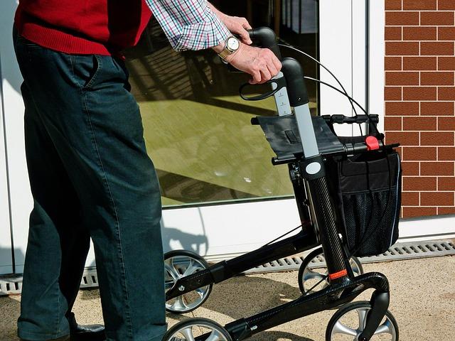 Symbolic image: elderly man walking with a rollator